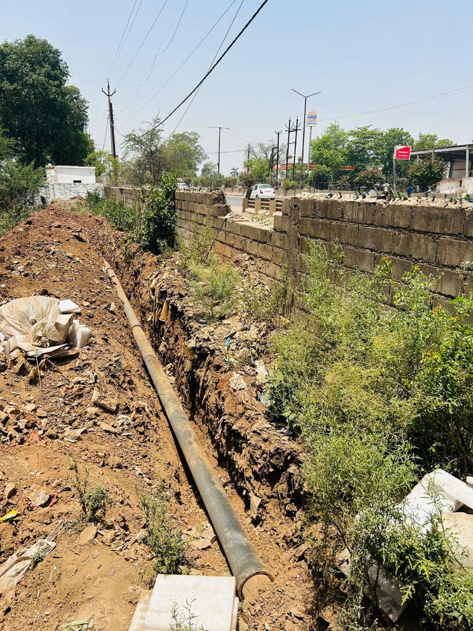 चन्दनडीह के घरों में निगम का पेयजल पहुंचाने के लिए पाईप लाईन बिछाने का कार्य चन्दनडीह के घरों में निगम का पेयजल पहुंचाने के लिए पाईप लाईन बिछाने का कार्य