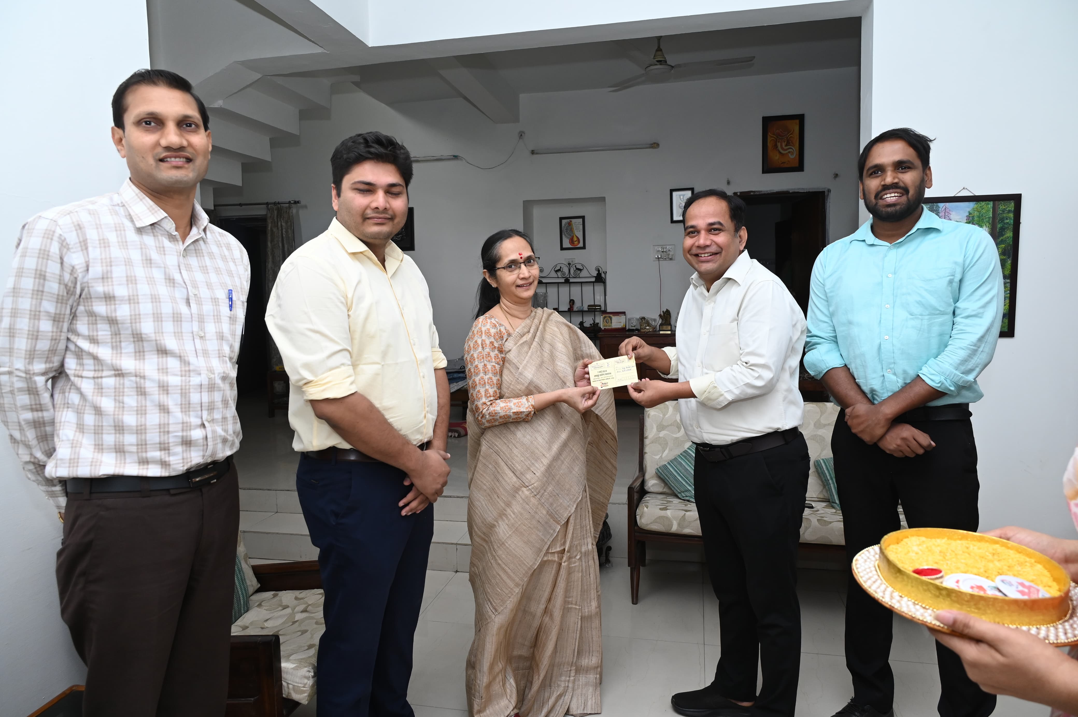 डाॅ. गौरव सिंह पहुंचे आईएएस अफसरों के घर कलेक्टर की पाती लेकर डाॅ. गौरव सिंह पहुंचे आईएएस अफसरों के घर कलेक्टर की पाती लेकर