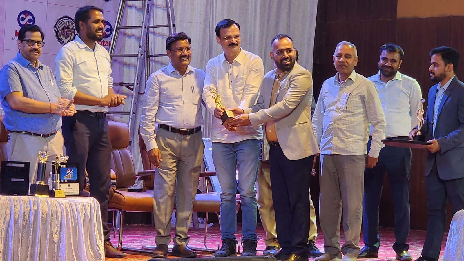 आयुक्त ने वर्ष 2023-24 में उत्कृष्ठ राजस्व वसूली करने नगर निगम राजस्व अमले एवं कोटक महेन्द्रा बैंक को किया सम्मानित आयुक्त ने वर्ष 2023-24 में उत्कृष्ठ राजस्व वसूली करने नगर निगम राजस्व अमले एवं कोटक महेन्द्रा बैंक को किया सम्मानित