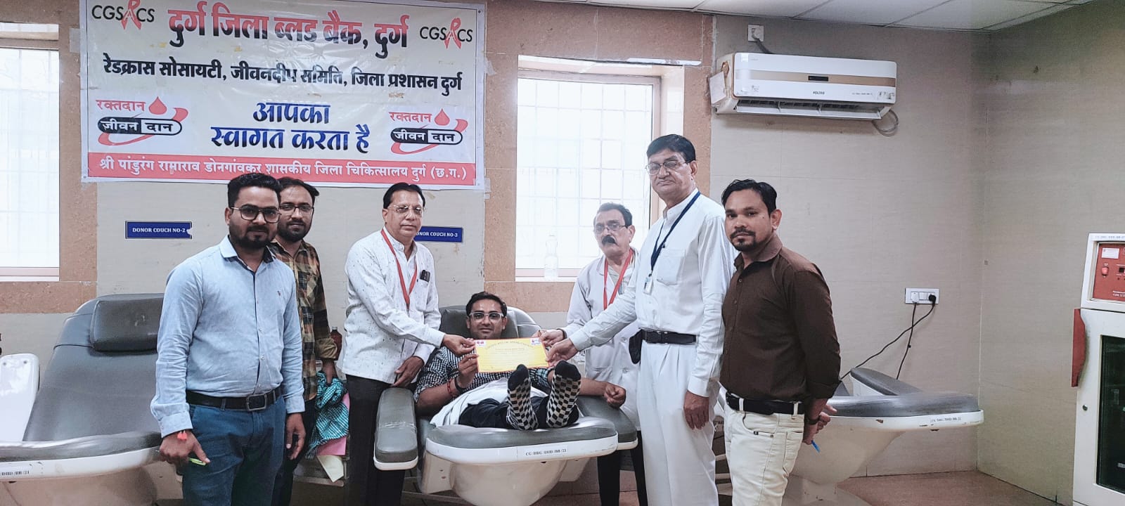 डोनर नहीं मिलने पर मरीज को खून देने डॉक्टर आगे आये डोनर नहीं मिलने पर मरीज को खून देने डॉक्टर आगे आये