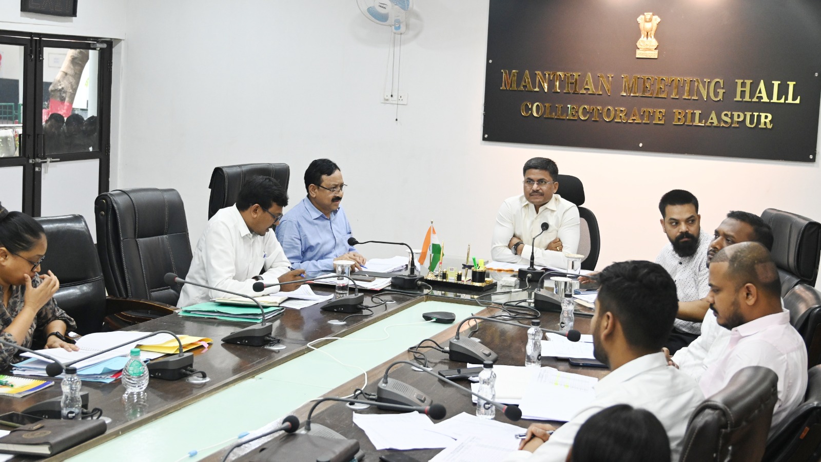 तीन नायब तहसीलदारों को कलेक्टर ने थमाई शो काज नोटिस तीन नायब तहसीलदारों को कलेक्टर ने थमाई शो काज नोटिस