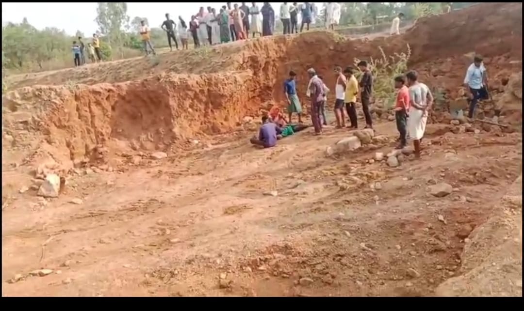 अवैध मुरुम खदान धसकने से हुई एक मजदूर की मौत अवैध मुरुम खदान धसकने से हुई एक मजदूर की मौत