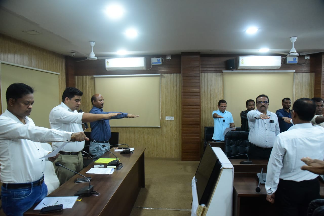 कलेक्टर सहित अधिकारियों-कर्मचारियों ने ली आतंकवाद विरोधी शपथ कलेक्टर सहित अधिकारियों-कर्मचारियों ने ली आतंकवाद विरोधी शपथ