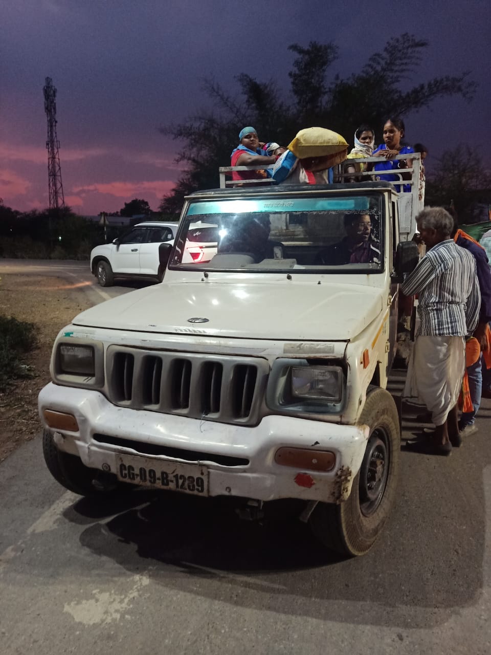 यात्रियों को ले जाने वाले 2 पिकअप और 1 ट्रैक्टर ट्रॉली पर हुई कार्रवाई यात्रियों को ले जाने वाले 2 पिकअप और 1 ट्रैक्टर ट्रॉली पर हुई कार्रवाई