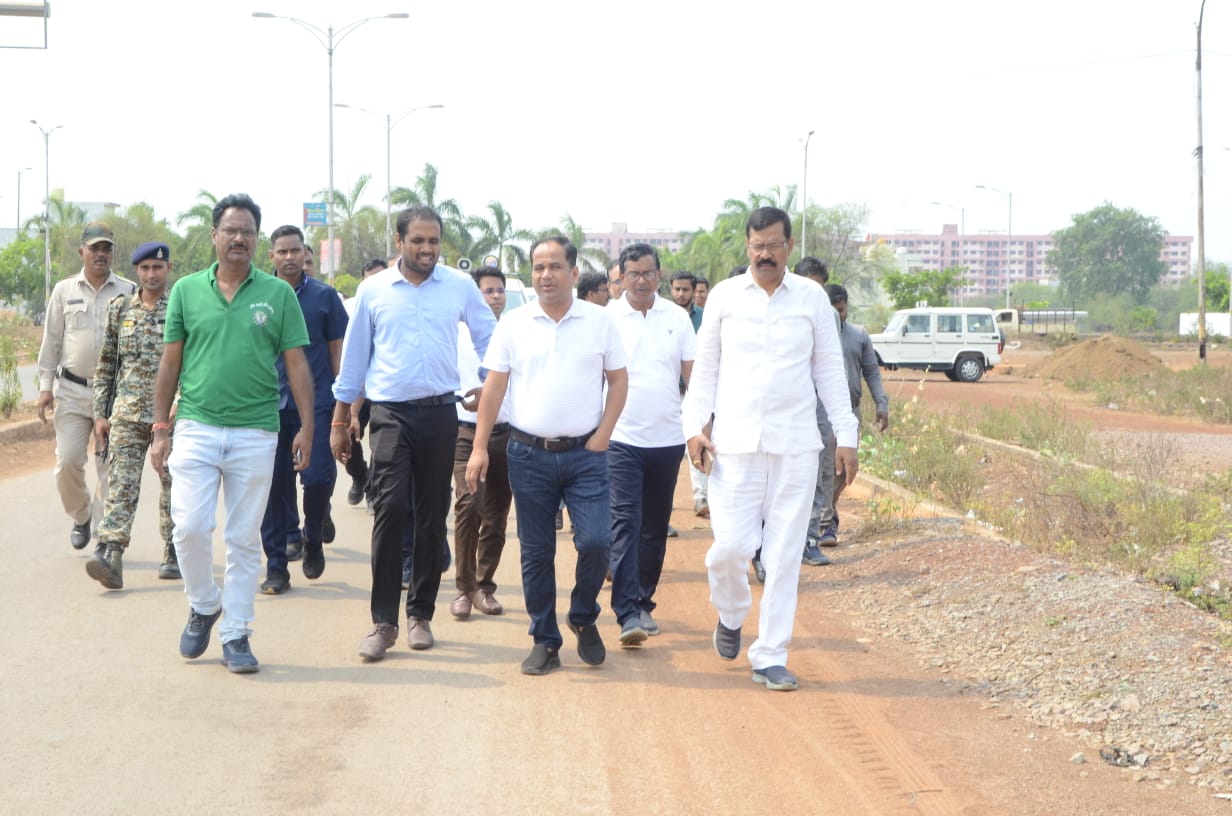 विधायक एवं कलेक्टर ने किया बोरियाखुर्द टैंक (गजराज तालाब) का निरीक्षण विधायक एवं कलेक्टर ने किया बोरियाखुर्द टैंक (गजराज तालाब) का निरीक्षण