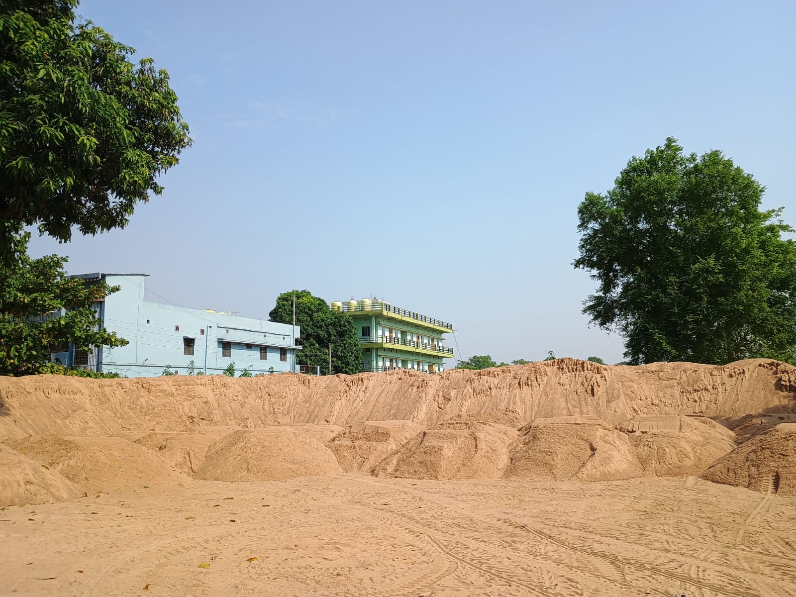 रेत का अवैध भंडारण, तहसीलदार की टीम ने की कार्रवाई, 2 सौ ट्रैक्टर रेत जब्त रेत का अवैध भंडारण, तहसीलदार की टीम ने की कार्रवाई, 2 सौ ट्रैक्टर रेत जब्त