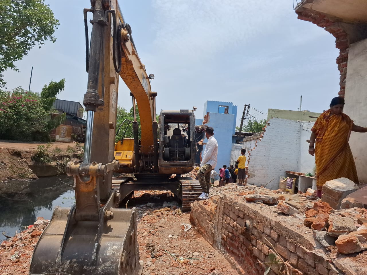 तेल्हा नाला के साथ ही अन्य छोटे-बड़े नालो का गहरीकरण एवं चौड़ीकरण का कार्य शीघ्रता से जारी तेल्हा नाला के साथ ही अन्य छोटे-बड़े नालो का गहरीकरण एवं चौड़ीकरण का कार्य शीघ्रता से जारी