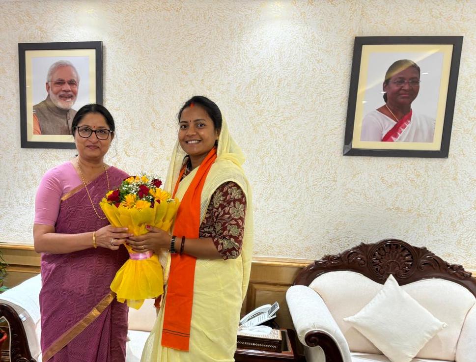 केन्द्रीय महिला एवं बाल विकास मंत्री से मंत्री श्रीमती राजवाड़े ने की सौजन्य मुलाकात केन्द्रीय महिला एवं बाल विकास मंत्री से मंत्री श्रीमती राजवाड़े ने की सौजन्य मुलाकात