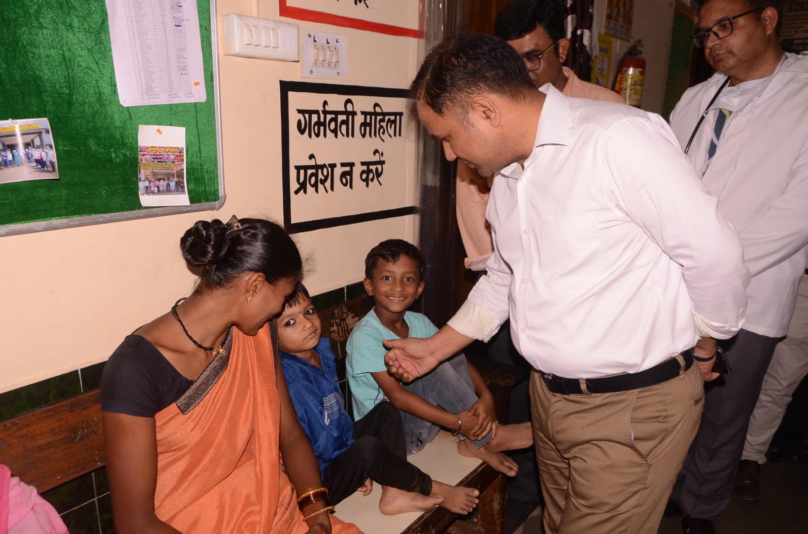...जब अस्पताल में कलेक्टर डाॅ. गौरव से नन्हे गौरव की हुई मुलाकात ...जब अस्पताल में कलेक्टर डाॅ. गौरव से नन्हे गौरव की हुई मुलाकात