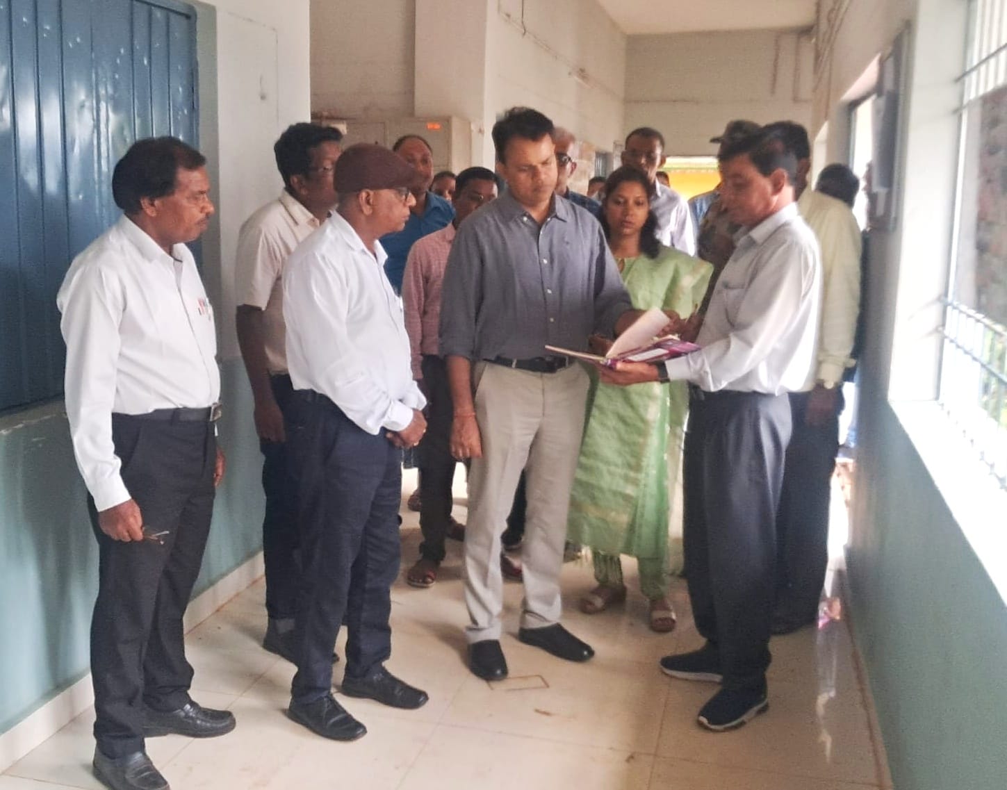 कलेक्टर ने स्वामी आत्मानंद उत्कृष्ट हिन्दी माध्यम विद्यालय लाटाबोड़ में किया पौधरोपण कलेक्टर ने स्वामी आत्मानंद उत्कृष्ट हिन्दी माध्यम विद्यालय लाटाबोड़ में किया पौधरोपण