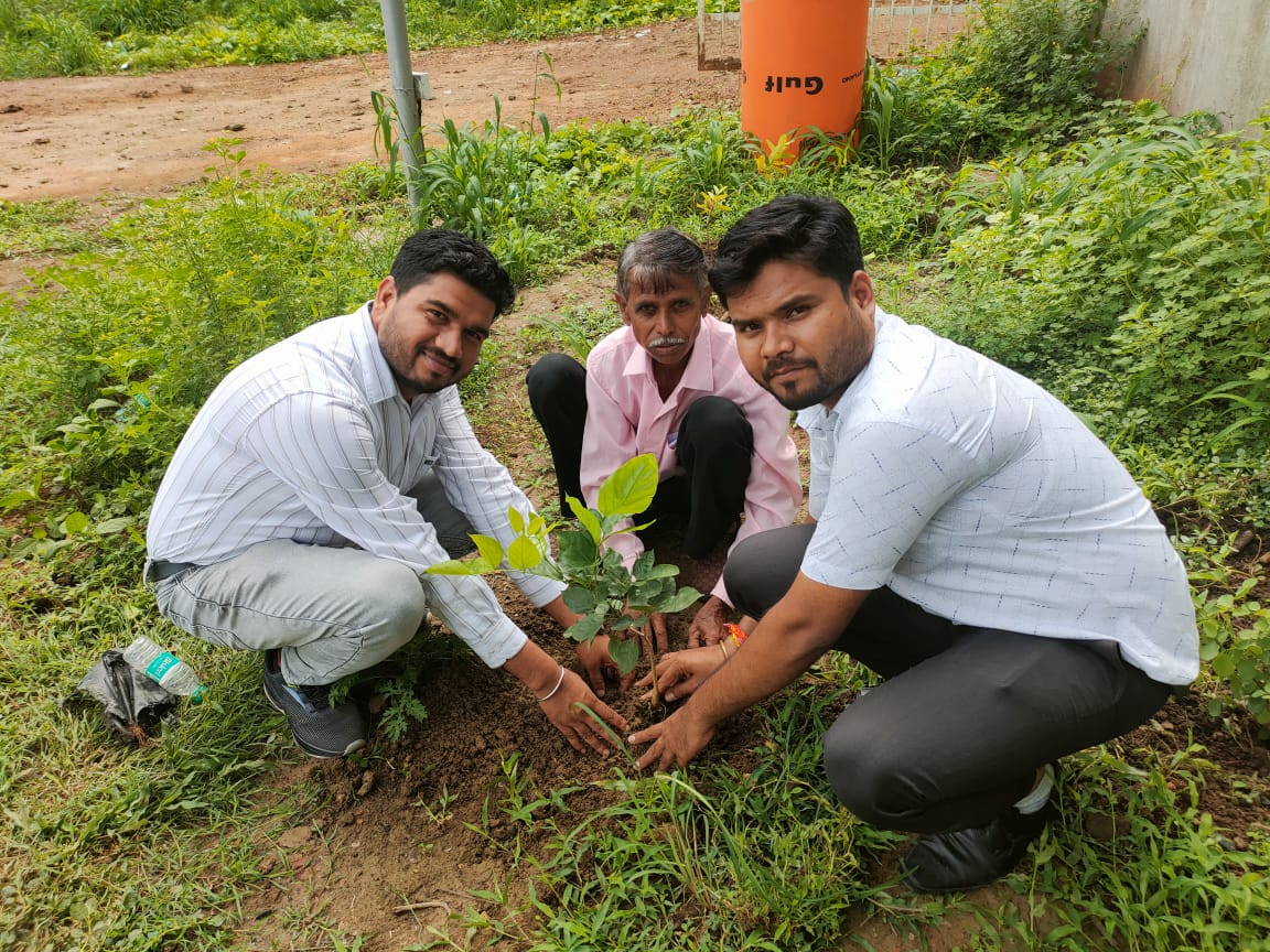 एक पेड़ मां के नाम अभियान : जल प्रबंध संभाग के अधिकारी व कर्मचारियों ने लगाए पौधे एक पेड़ मां के नाम अभियान : जल प्रबंध संभाग के अधिकारी व कर्मचारियों ने लगाए पौधे