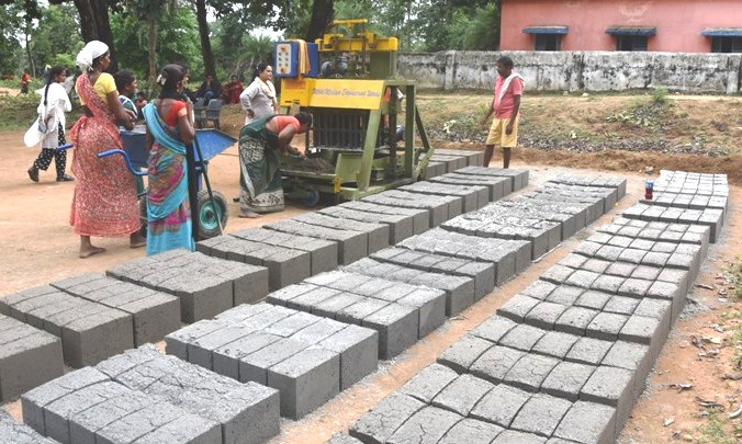 लखपति दीदी बनने के सपने को कर रही साकार-गीदम की महिलाएं लखपति दीदी बनने के सपने को कर रही साकार-गीदम की महिलाएं