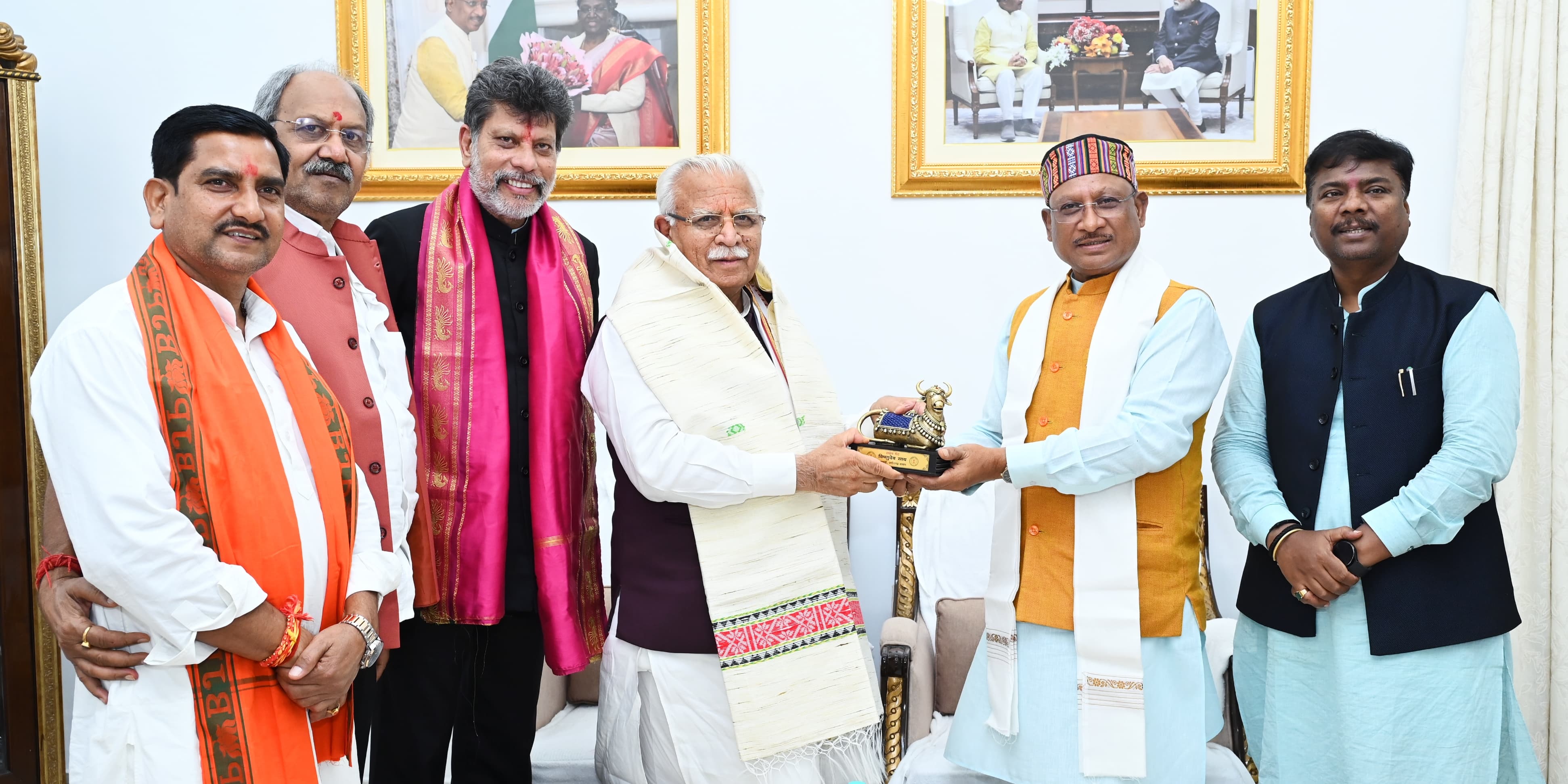 मुख्यमंत्री विष्णु देव साय से केन्द्रीय मंत्री मनोहर लाल खट्टर ने की सौजन्य मुलाकात मुख्यमंत्री विष्णु देव साय से केन्द्रीय मंत्री मनोहर लाल खट्टर ने की सौजन्य मुलाकात