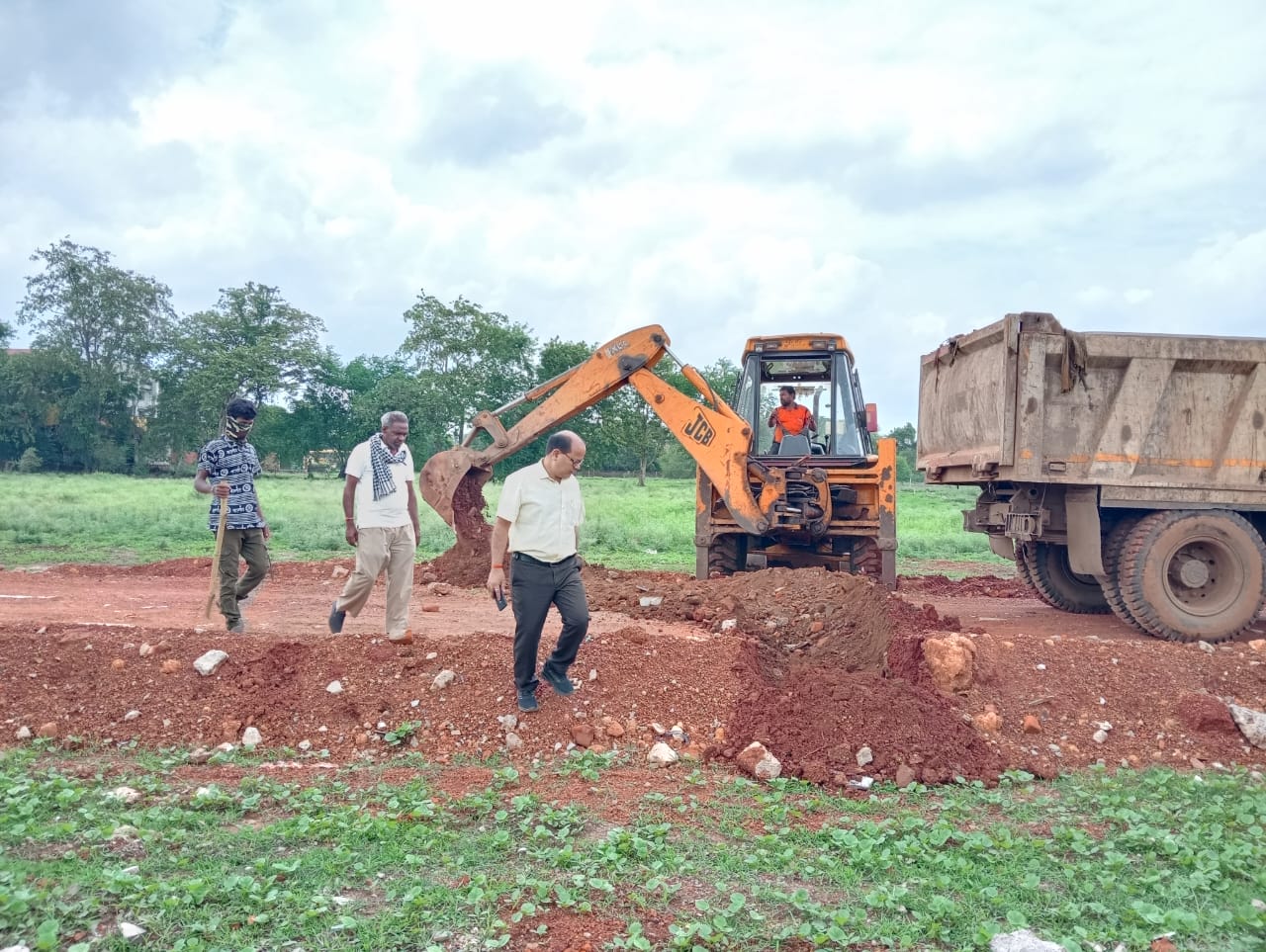 शांति नगर इंदु आई.टी. स्कूल के पीछे अवैध प्लाटिंग पर की गई कार्यवाही शांति नगर इंदु आई.टी. स्कूल के पीछे अवैध प्लाटिंग पर की गई कार्यवाही