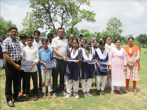 निर्धन छात्र निधि से बच्चों को निःशुल्क गणवेश वितरित निर्धन छात्र निधि से बच्चों को निःशुल्क गणवेश वितरित