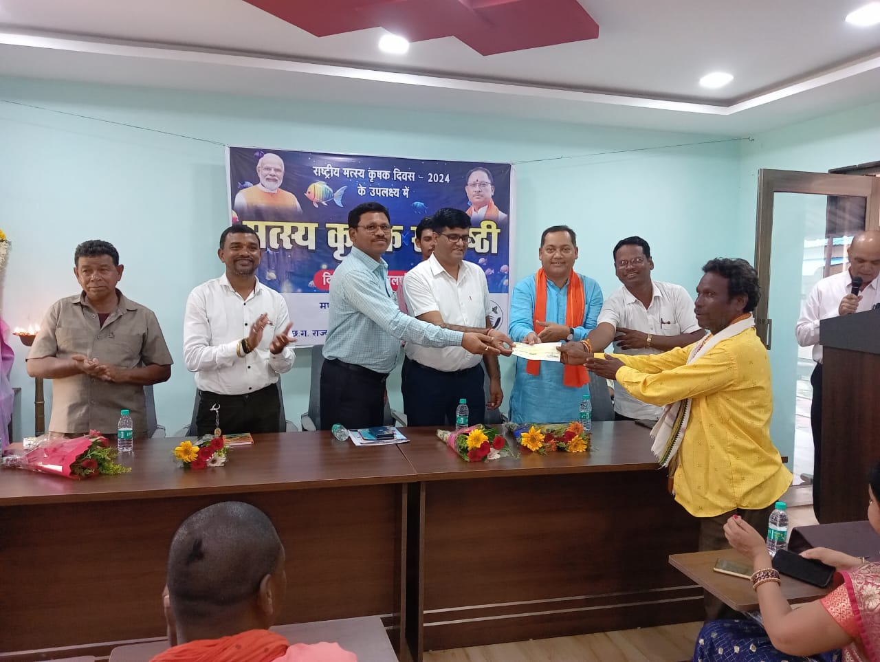 27 उत्कृष्ट मत्स्य कृषकों को उत्पादकता बोनस का वितरण 27 उत्कृष्ट मत्स्य कृषकों को उत्पादकता बोनस का वितरण