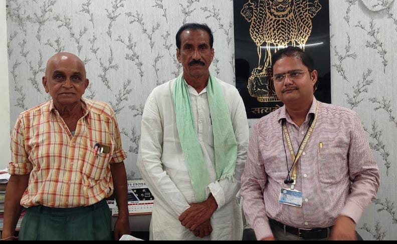 मानसून की बेरूखी के बीच विद्युत अवरोध के चलते खरीफ की सिंचाई नहीं कर पा रहे किसान , आक्रोश मानसून की बेरूखी के बीच विद्युत अवरोध के चलते खरीफ की सिंचाई नहीं कर पा रहे किसान , आक्रोश