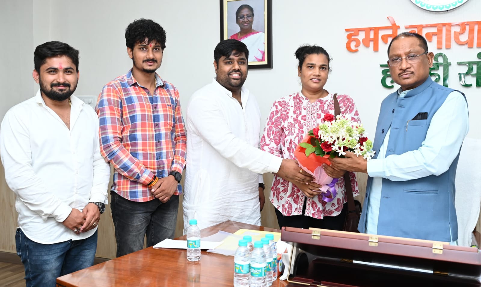 मुख्यमंत्री श्री साय से पर्वतारोही निशु सिंह ने की सौजन्य मुलाकात मुख्यमंत्री श्री साय से पर्वतारोही निशु सिंह ने की सौजन्य मुलाकात