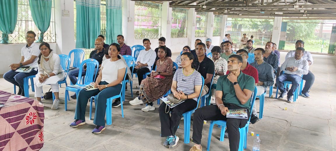 प्रशिक्षु आईपीएस अधिकारियों ने किया ट्राइबल कोऑपरेटिव का भ्रमण प्रशिक्षु आईपीएस अधिकारियों ने किया ट्राइबल कोऑपरेटिव का भ्रमण