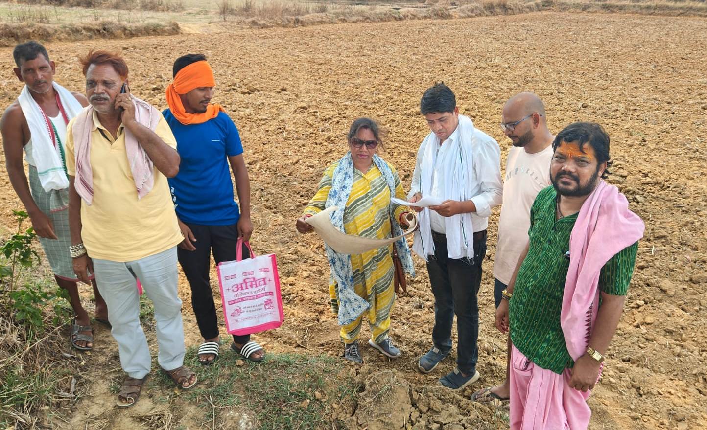 नक्शा बटांकन से सुलझ रही है परिवारों की भूमि संबंधी दिक्कतें नक्शा बटांकन से सुलझ रही है परिवारों की भूमि संबंधी दिक्कतें
