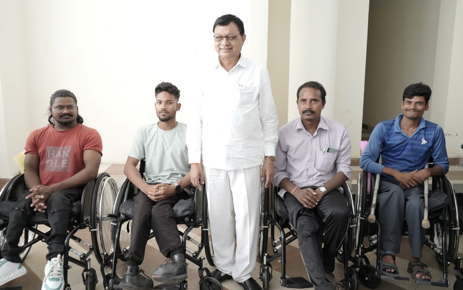 मंत्री लखन लाल देवांगन ने दिव्यांग खिलाड़ियों को व्हील चेयर किया वितरित मंत्री लखन लाल देवांगन ने दिव्यांग खिलाड़ियों को व्हील चेयर किया वितरित