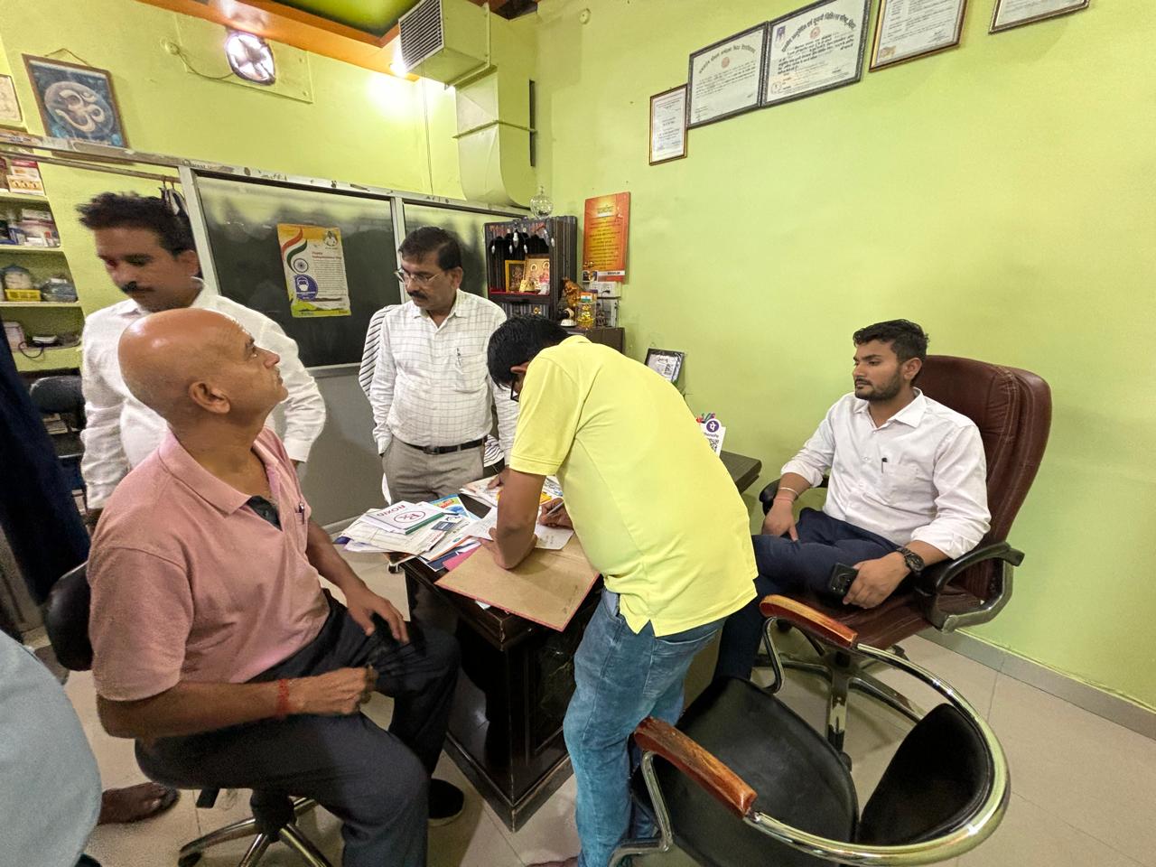 एसडीएम ने किया डायरिया प्रभावित क्षेत्रों का सघन दौरा एसडीएम ने किया डायरिया प्रभावित क्षेत्रों का सघन दौरा