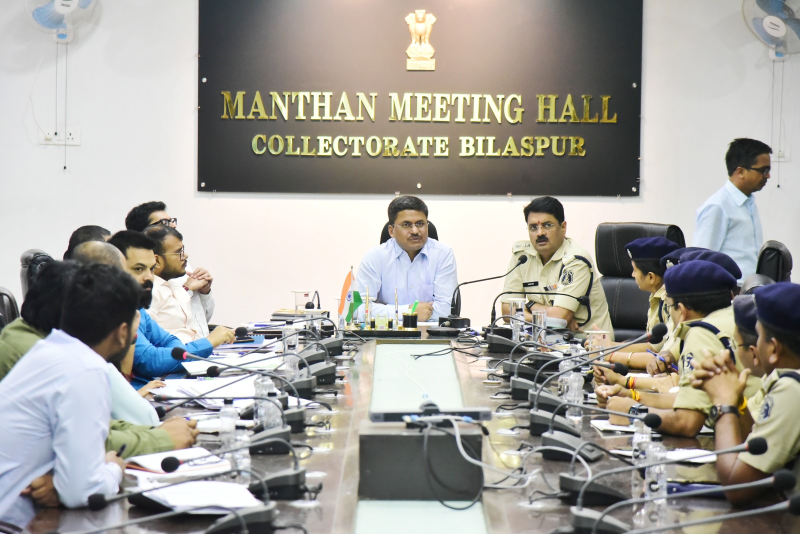 कलेक्टर-एसपी ने की कानून व्यवस्था की समीक्षा कलेक्टर-एसपी ने की कानून व्यवस्था की समीक्षा