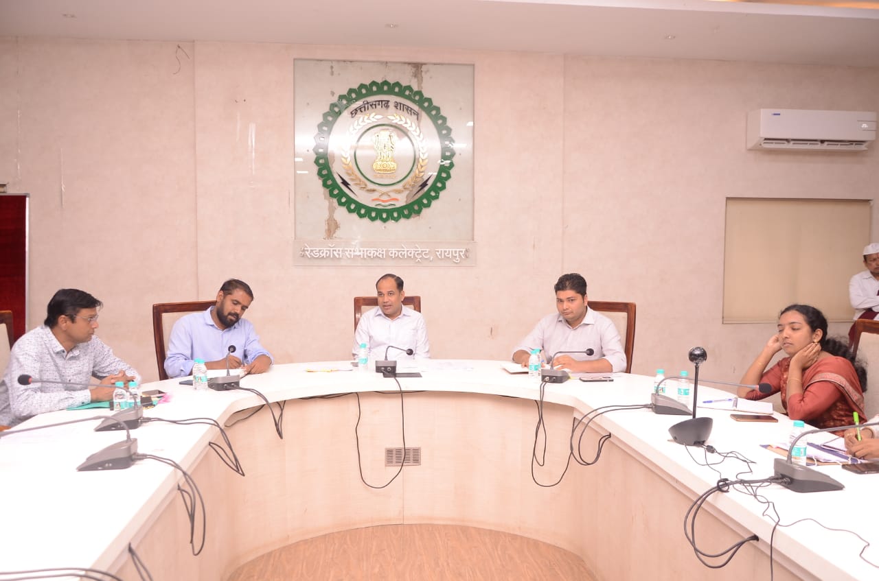 बिजली विभाग तारों के पास की झाडियों को हटाएं, शिकायतों का करें त्वरित समाधान बिजली विभाग तारों के पास की झाडियों को हटाएं, शिकायतों का करें त्वरित समाधान