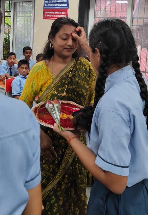 गुरुपूर्णिमा पर स्कूलों में विभिन्न कार्यक्रम आयोजित गुरुपूर्णिमा पर स्कूलों में विभिन्न कार्यक्रम आयोजित