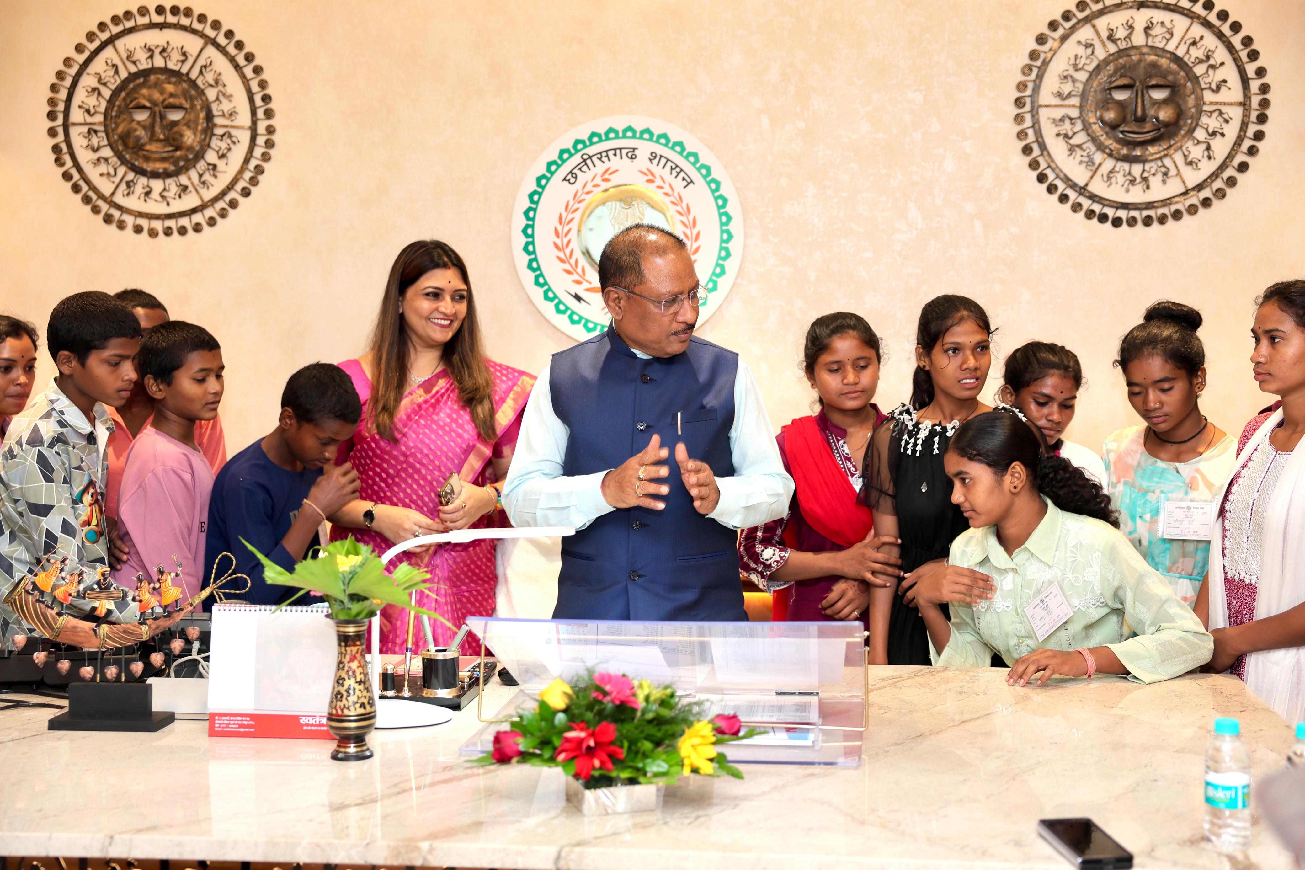 अपने माता-पिता के सपनों को गढ़ने अच्छी शिक्षा पा रहे सेमरहा के बच्चे, विधानसभा परिसर में की मुख्यमंत्री से मुलाकात अपने माता-पिता के सपनों को गढ़ने अच्छी शिक्षा पा रहे सेमरहा के बच्चे, विधानसभा परिसर में की मुख्यमंत्री से मुलाकात