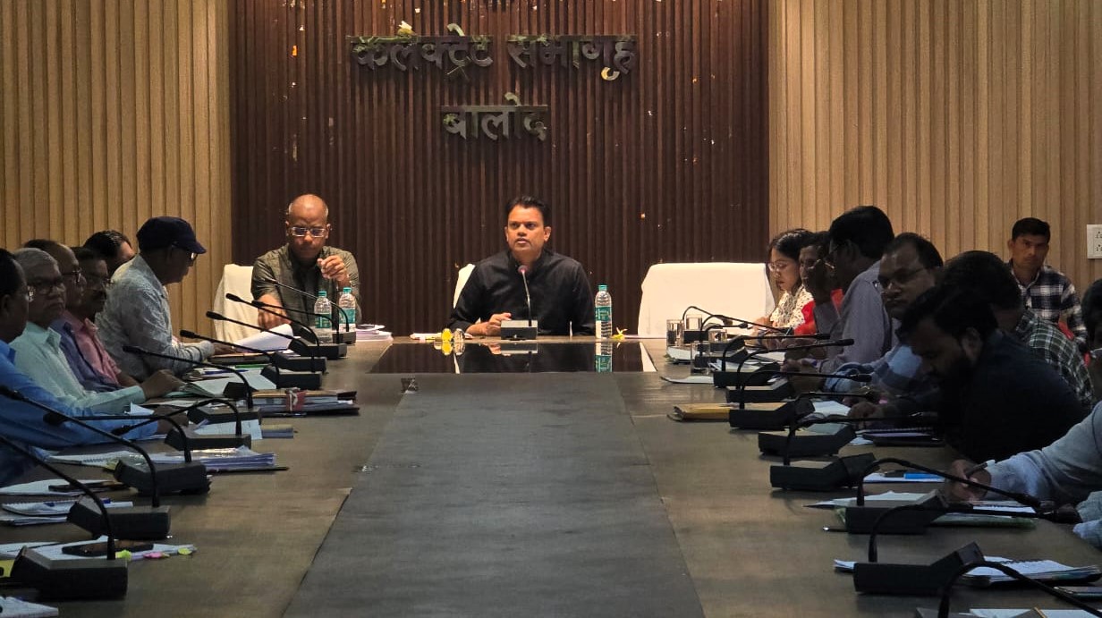 बारिश के दौरान जन-जीवन सामान्य बनाए रखने हेतु जरूरी उपाय सुनिश्चित करें: कलेक्टर श्री चन्द्रवाल बारिश के दौरान जन-जीवन सामान्य बनाए रखने हेतु जरूरी उपाय सुनिश्चित करें: कलेक्टर श्री चन्द्रवाल