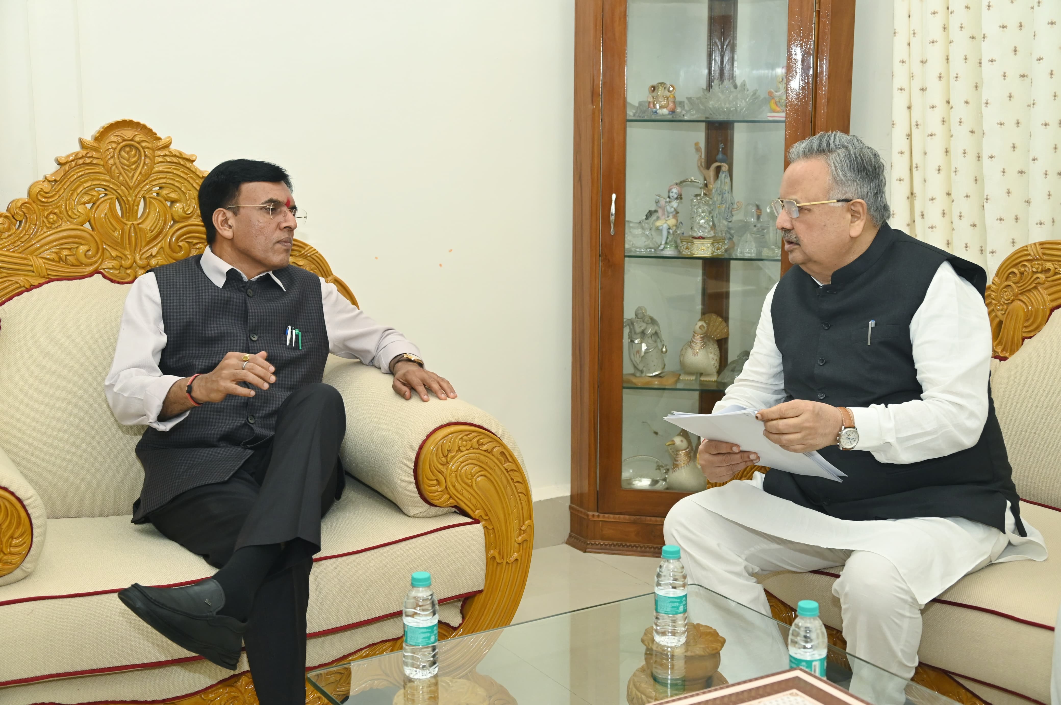 केंद्रीय खेल मंत्री मनसुख मांडविया से मिले राजनांदगांव विधायक और विस अध्यक्ष डॉ रमन सिंह केंद्रीय खेल मंत्री मनसुख मांडविया से मिले राजनांदगांव विधायक और विस अध्यक्ष डॉ रमन सिंह