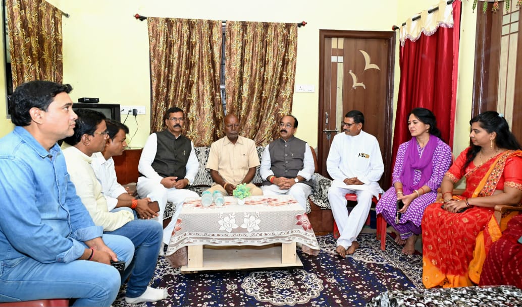 उप मुख्यमंत्री अरुण साव पहुंचे शहीद भरत साहू के घर, परिजनों से मिलकर बंधाया ढांढस उप मुख्यमंत्री अरुण साव पहुंचे शहीद भरत साहू के घर, परिजनों से मिलकर बंधाया ढांढस