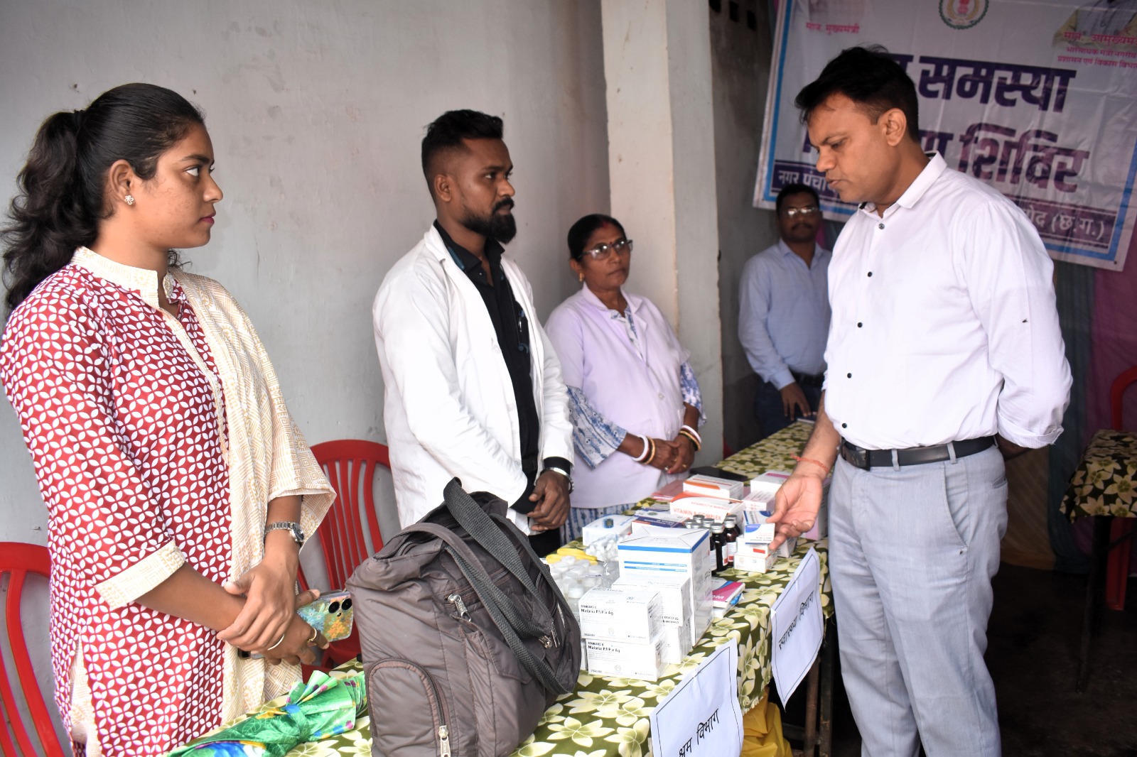 कलेक्टर ने डौण्डीलोहारा में जन समस्या निवारण शिविर का किया अवलोकन कलेक्टर ने डौण्डीलोहारा में जन समस्या निवारण शिविर का किया अवलोकन