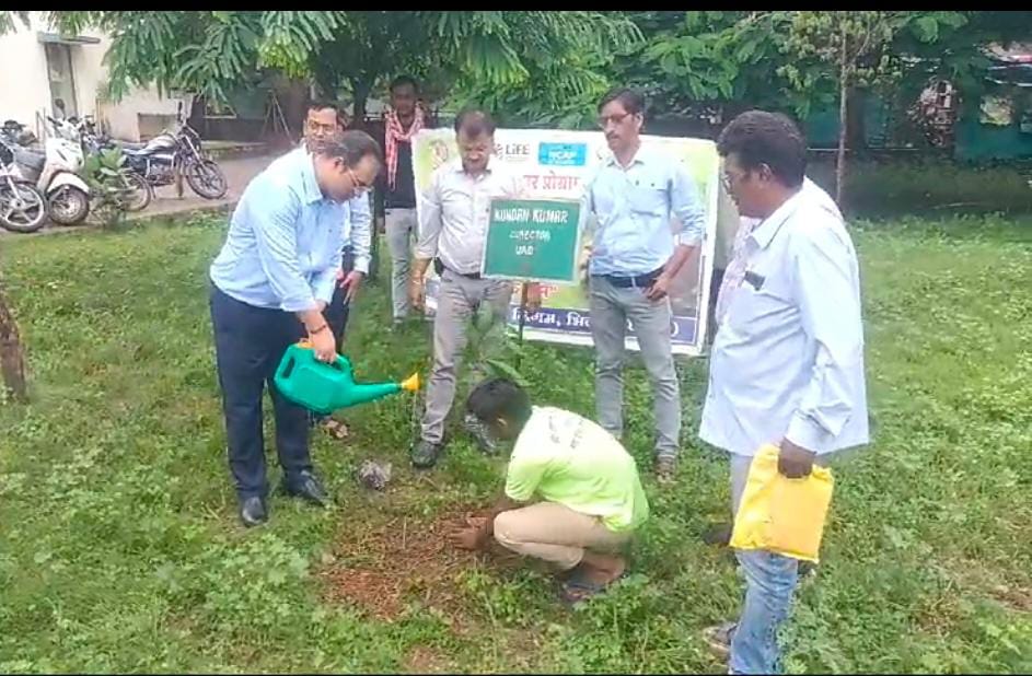 जनसमस्या निवाराण शिविर निरीक्षण करने पहुंचे डायरेक्टर कुंदन कुमार जनसमस्या निवाराण शिविर निरीक्षण करने पहुंचे डायरेक्टर कुंदन कुमार