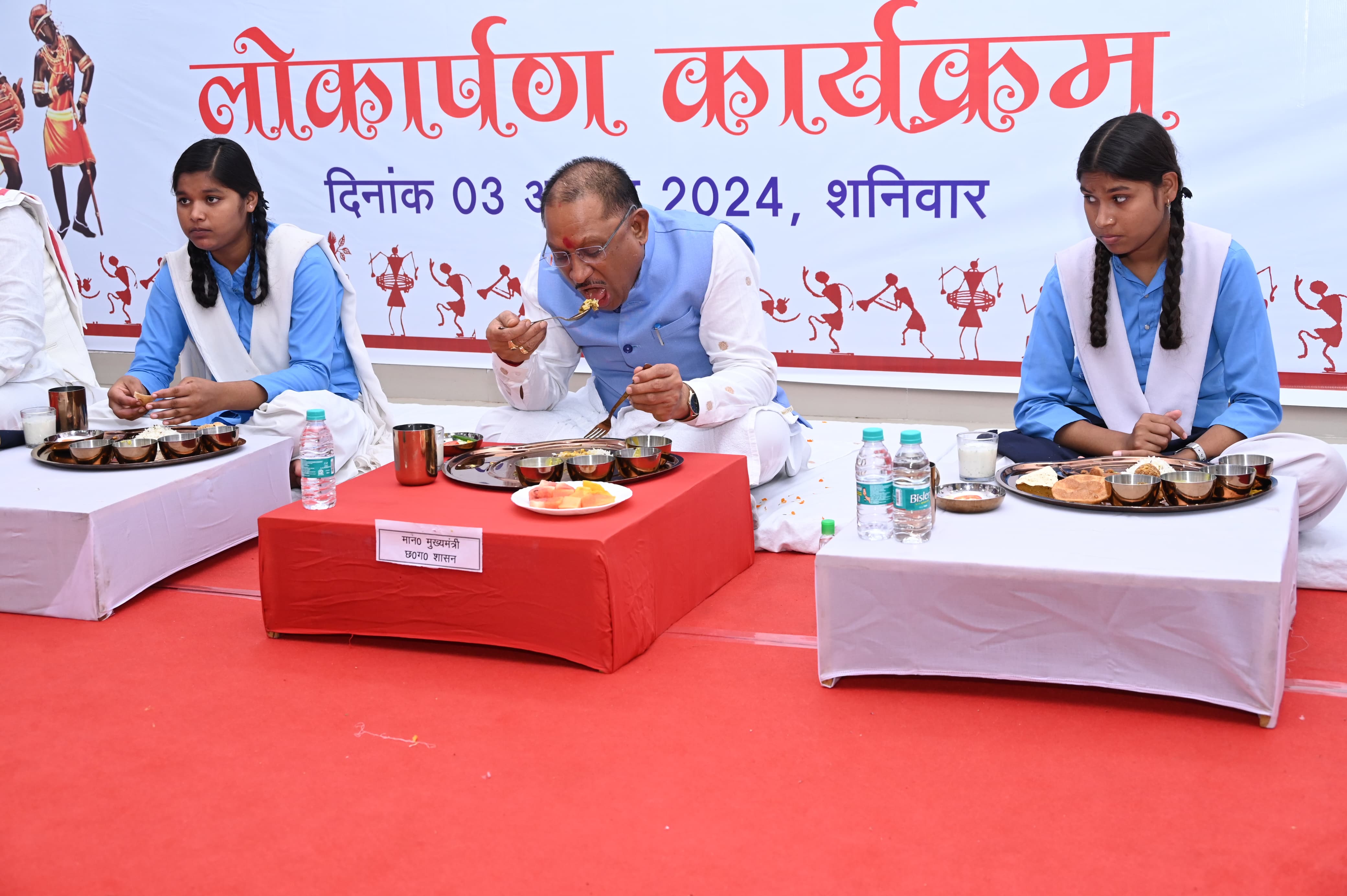 मुख्यमंत्री विष्णुदेव साय ने छात्राओं के साथ किया भोजन मुख्यमंत्री विष्णुदेव साय ने छात्राओं के साथ किया भोजन