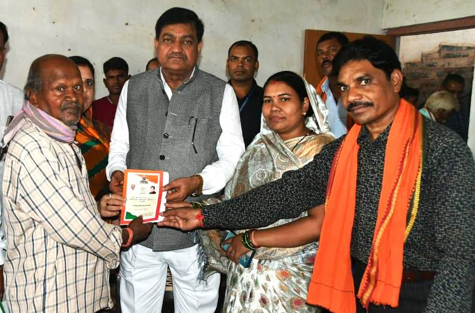 खाद्य मंत्री बघेल ने हितग्रहियों को किया राशनकार्ड का वितरण खाद्य मंत्री बघेल ने हितग्रहियों को किया राशनकार्ड का वितरण