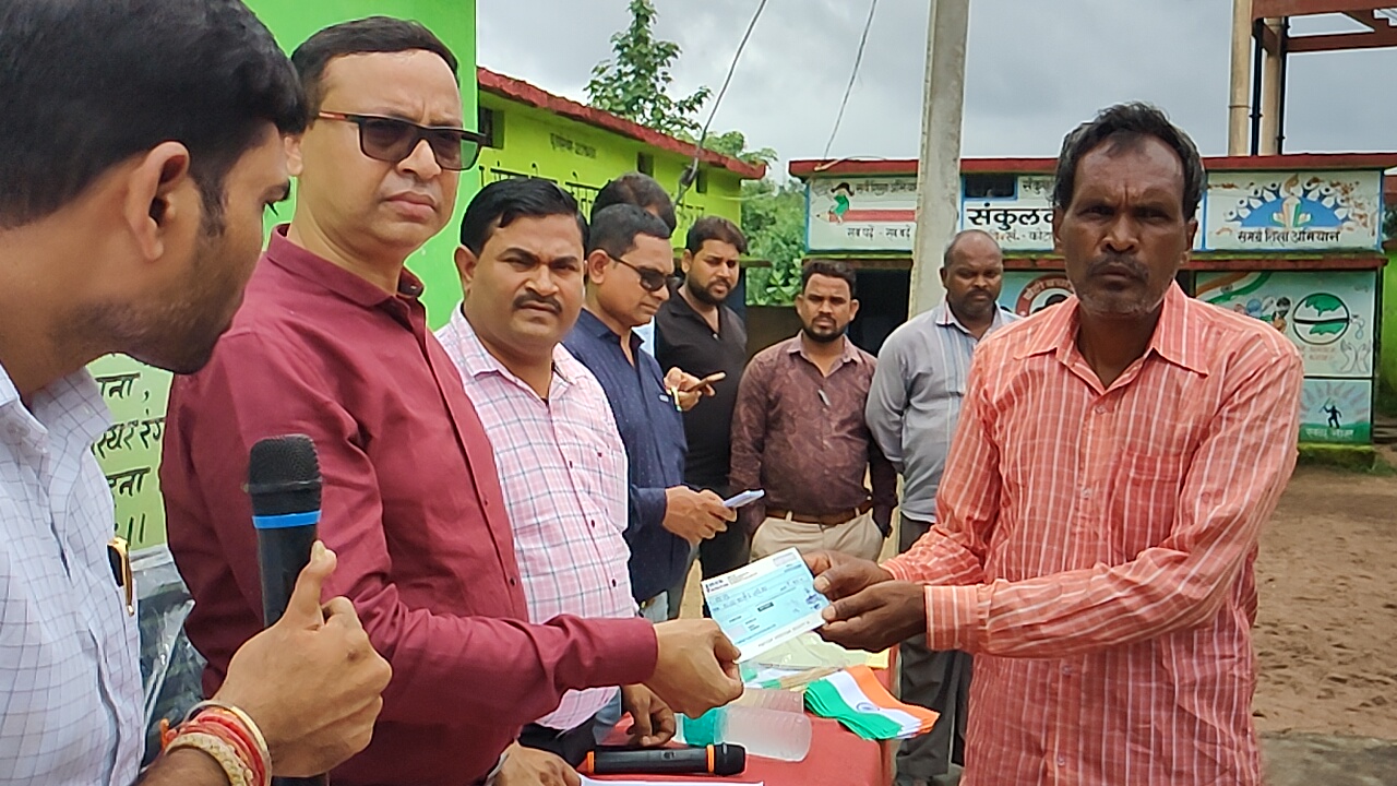 ओला पीड़ित किसानों को 9 लाख का मुआवजा वितरित ओला पीड़ित किसानों को 9 लाख का मुआवजा वितरित