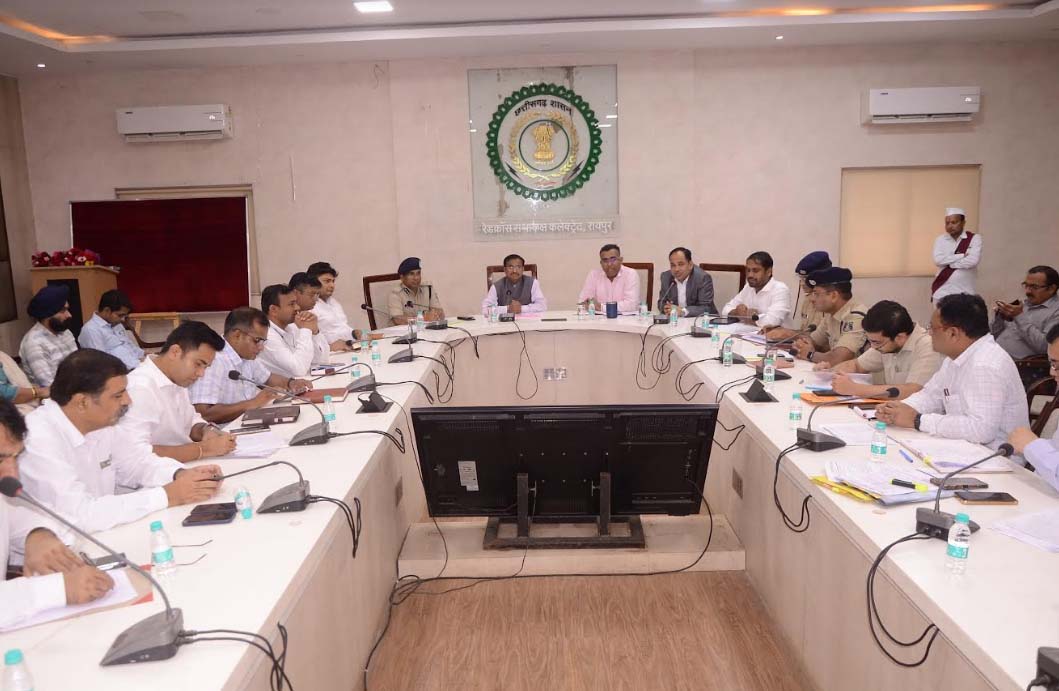 संभागायुक्त श्री कावरे व पुलिस महानिरीक्षक श्री मिश्रा ने ली सड़क सुरक्षा समिति की बैठक संभागायुक्त श्री कावरे व पुलिस महानिरीक्षक श्री मिश्रा ने ली सड़क सुरक्षा समिति की बैठक