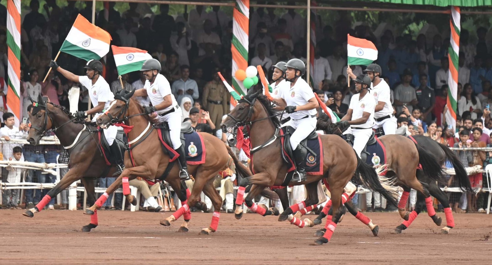 अश्वारोही दल की प्रस्तुति ने किया रोमांचित अश्वारोही दल की प्रस्तुति ने किया रोमांचित