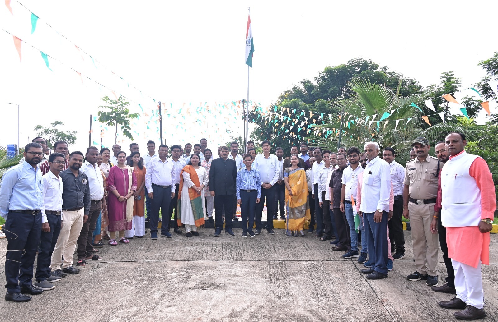 राज्य सूचना आयुक्त ने किया सूचना आयोग में ध्वजारोहण राज्य सूचना आयुक्त ने किया सूचना आयोग में ध्वजारोहण