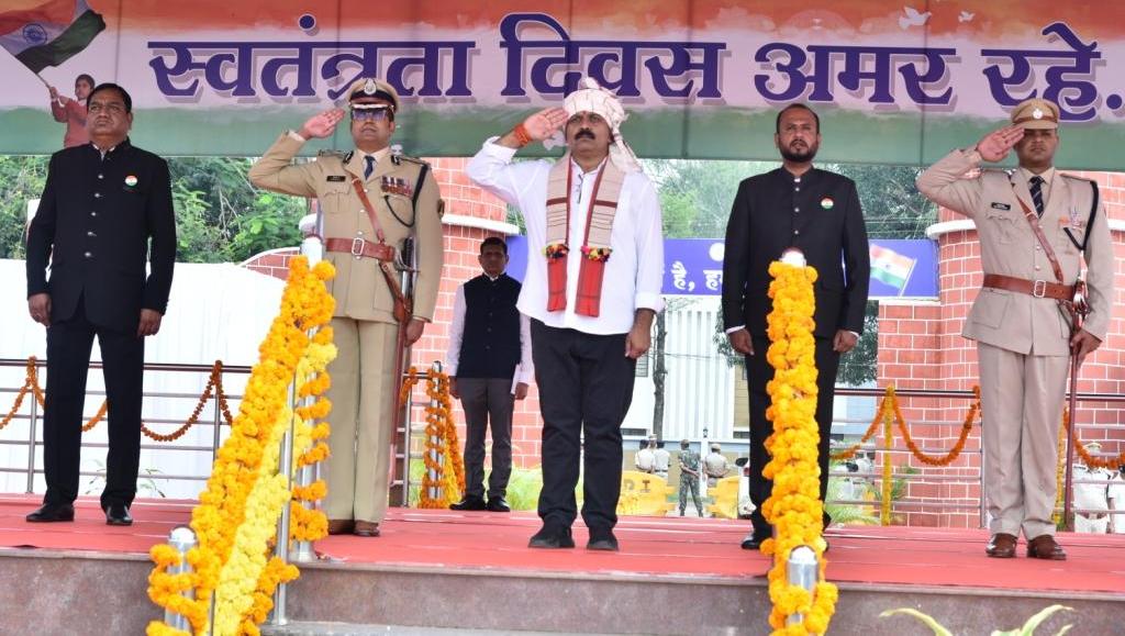 बस्तर जिले में गरिमामय और हर्षोल्लास के साथ मनाया गया 78 वां स्वतंत्रता दिवस समारोह बस्तर जिले में गरिमामय और हर्षोल्लास के साथ मनाया गया 78 वां स्वतंत्रता दिवस समारोह