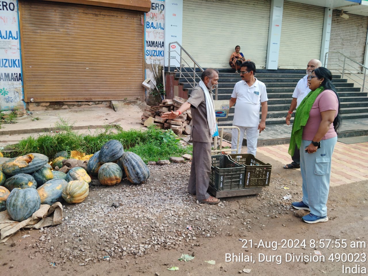 सुबह-सुबह आकाश गंगा सब्जी मंडी में निगम की टीम ने दी दबिश सुबह-सुबह आकाश गंगा सब्जी मंडी में निगम की टीम ने दी दबिश
