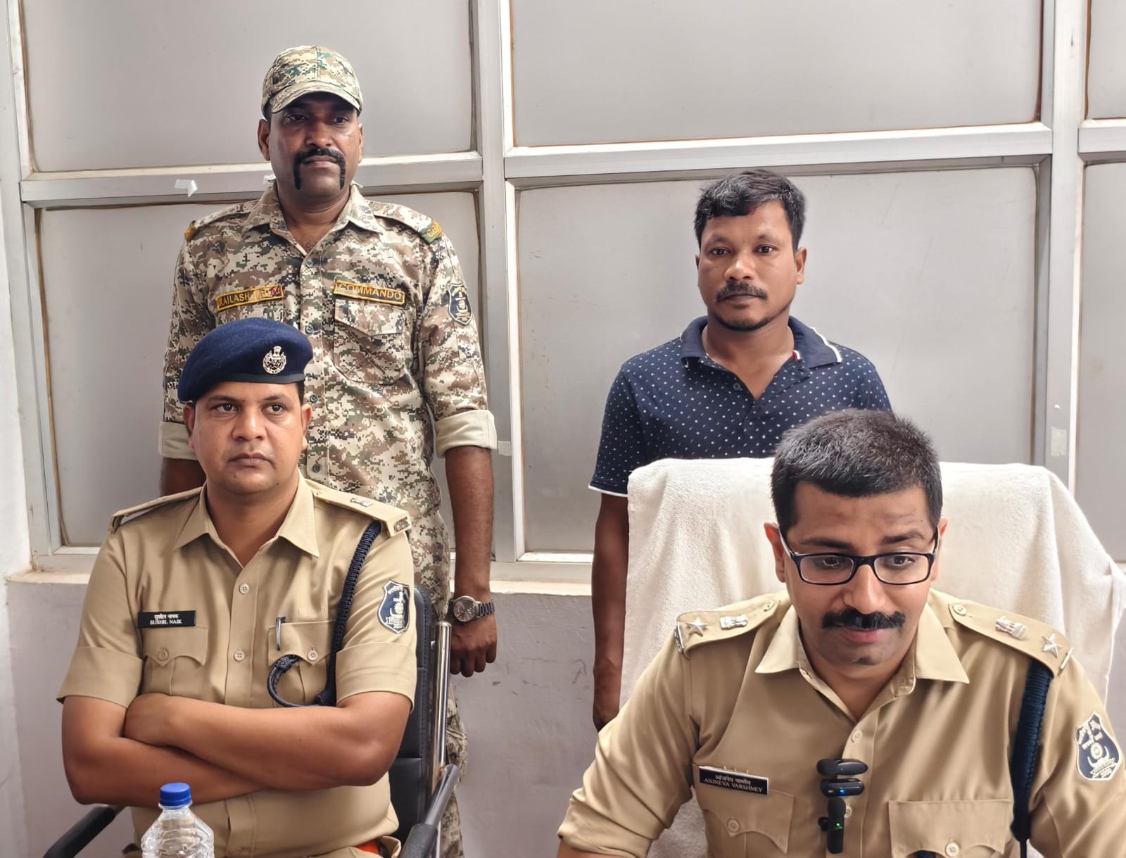 पांच लाख के इनामी नक्सली डिप्टी कमांडर अजय ने किया आत्मसमर्पण पांच लाख के इनामी नक्सली डिप्टी कमांडर अजय ने किया आत्मसमर्पण