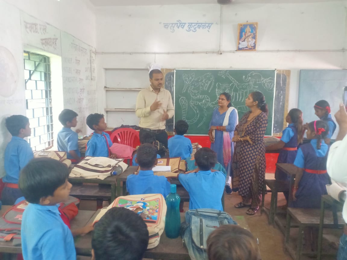 सैकड़ों स्कूलों और ग्रामीण अस्पतालों का राजस्व अधिकारियों ने किया औचक निरीक्षण सैकड़ों स्कूलों और ग्रामीण अस्पतालों का राजस्व अधिकारियों ने किया औचक निरीक्षण