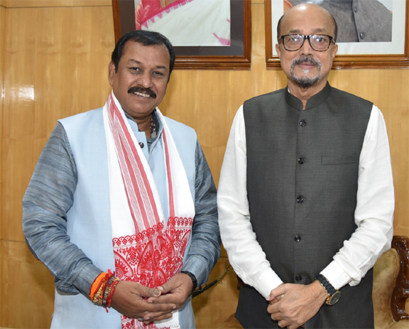 राज्यपाल श्री रमेन डेका से सांसद श्री बघेल ने सौजन्य मुलाकात की राज्यपाल श्री रमेन डेका से सांसद श्री बघेल ने सौजन्य मुलाकात की