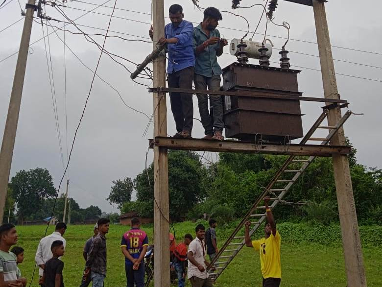 सिंगीबहार के पहलवान टोली के लोगों को मिली लो वोल्टेज की समस्या से निजात सिंगीबहार के पहलवान टोली के लोगों को मिली लो वोल्टेज की समस्या से निजात