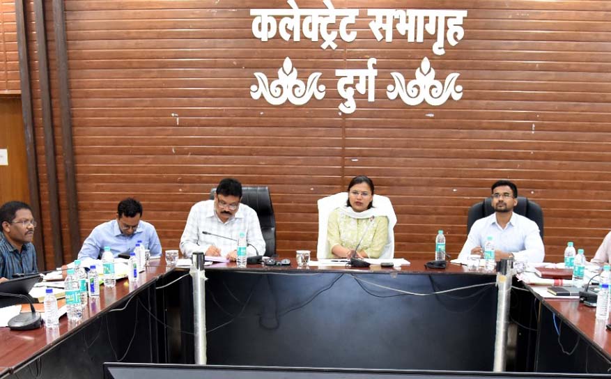 कलेक्टर ने राजस्व अधिकारियों की बैठक लेकर कार्यों की समीक्षा की कलेक्टर ने राजस्व अधिकारियों की बैठक लेकर कार्यों की समीक्षा की