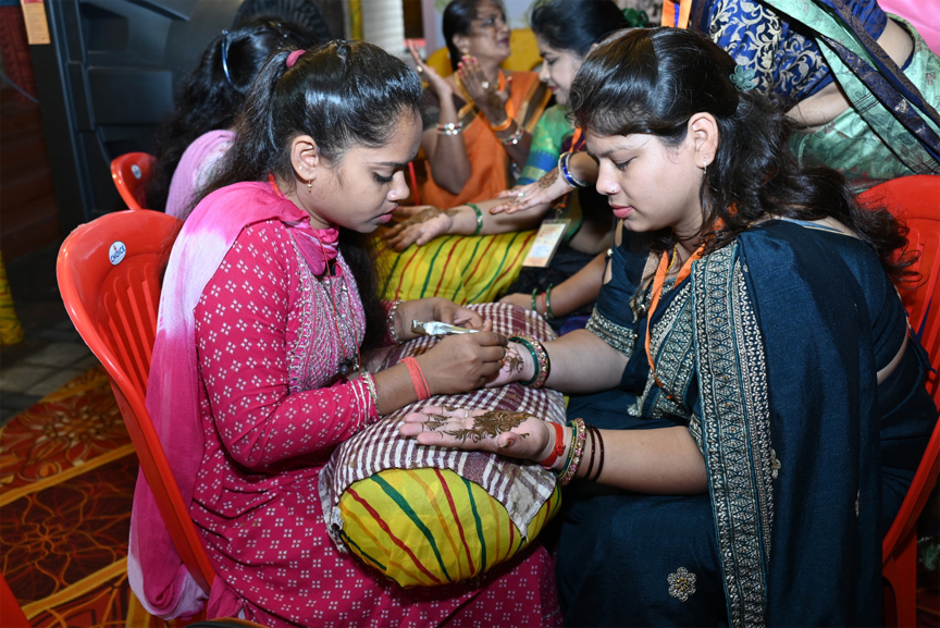 मुख्यमंत्री निवास पहुंची बहनें लगवाईं मेहंदी, पहनीं चूड़ियां मुख्यमंत्री निवास पहुंची बहनें लगवाईं मेहंदी, पहनीं चूड़ियां