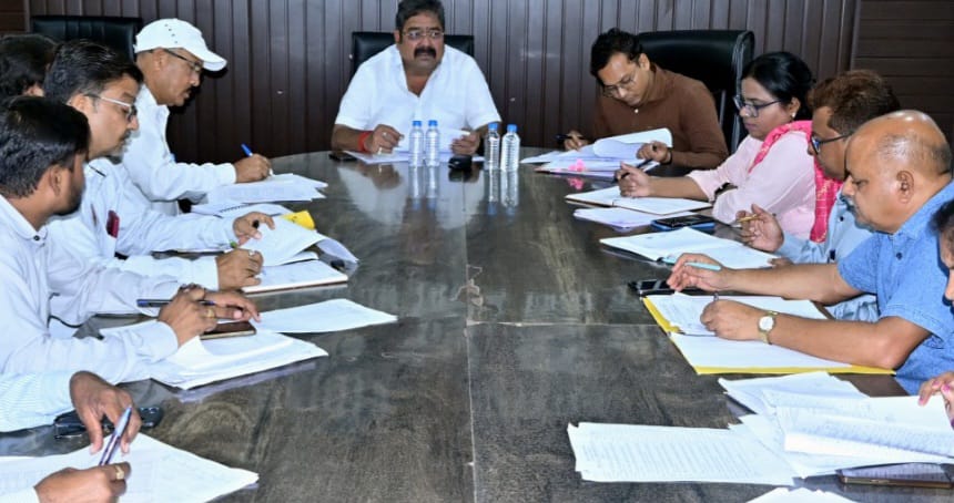 स्वाइन फ्लू के बढ़ते प्रभाव को देखते हुए महापौर नीरज पाल ने अधिकारियों की बैठक ली स्वाइन फ्लू के बढ़ते प्रभाव को देखते हुए महापौर नीरज पाल ने अधिकारियों की बैठक ली